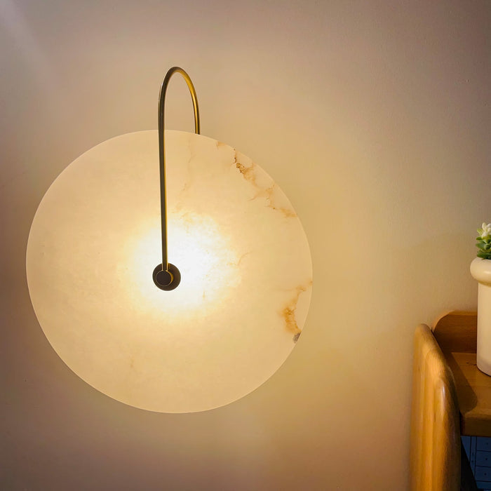 Norvo | Alabaster LED Vegglampe – Eleganse og Rolighet i Lys