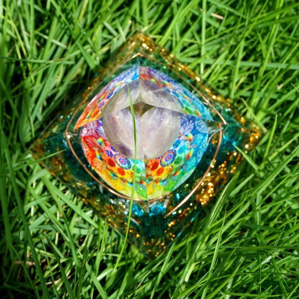 Skanto | Amethyst krystallkule med blå kvarts orgone pyramide