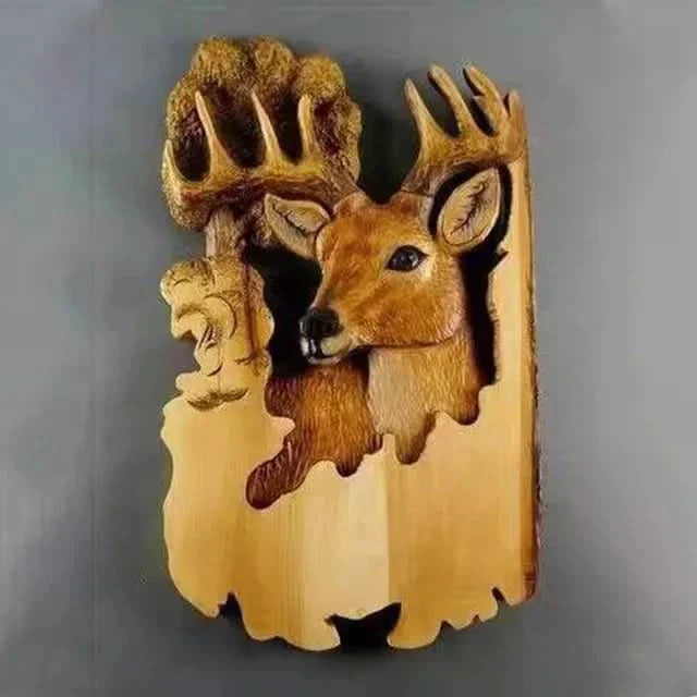 Wanddekoration aus geschnitzten Holztieren