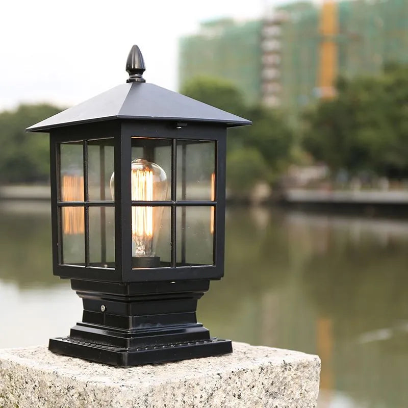 Værbeskyttet utendørs lantern på søyle i svart metall | Skanto