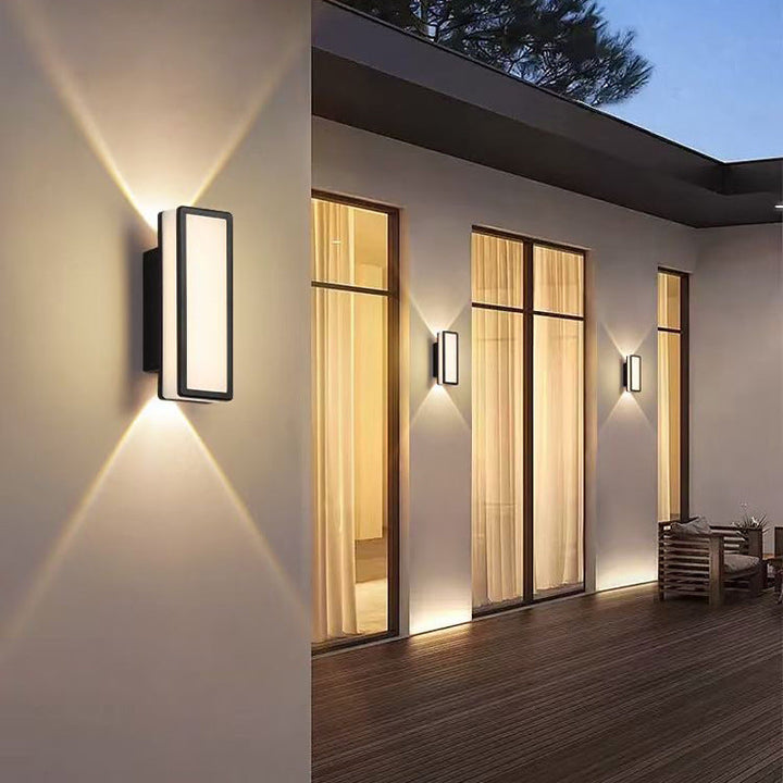 Moderne, minimalistisk LED-vegglampe laget av aluminium og akryl, vanntett, for terrasser og utendørsområder.