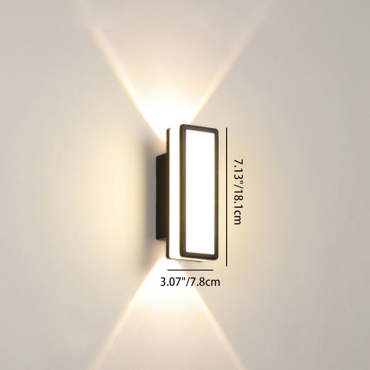 Moderne, minimalistisk LED-vegglampe laget av aluminium og akryl, vanntett, for terrasser og utendørsområder.