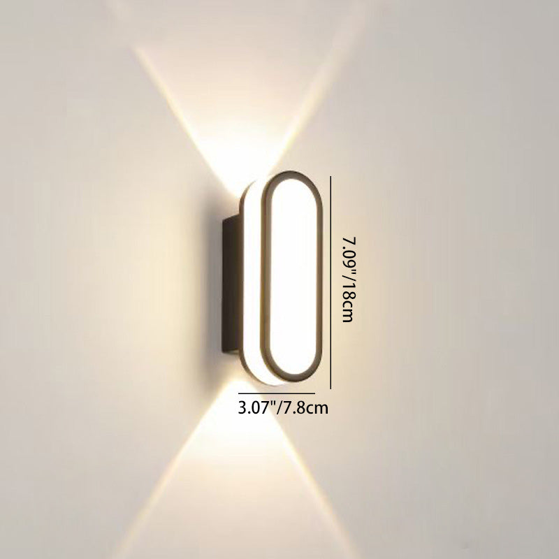 Moderne, minimalistisk LED-vegglampe laget av aluminium og akryl, vanntett, for terrasser og utendørsområder.