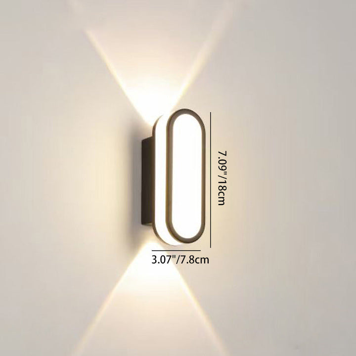 Moderne, minimalistisk LED-vegglampe laget av aluminium og akryl, vanntett, for terrasser og utendørsområder.