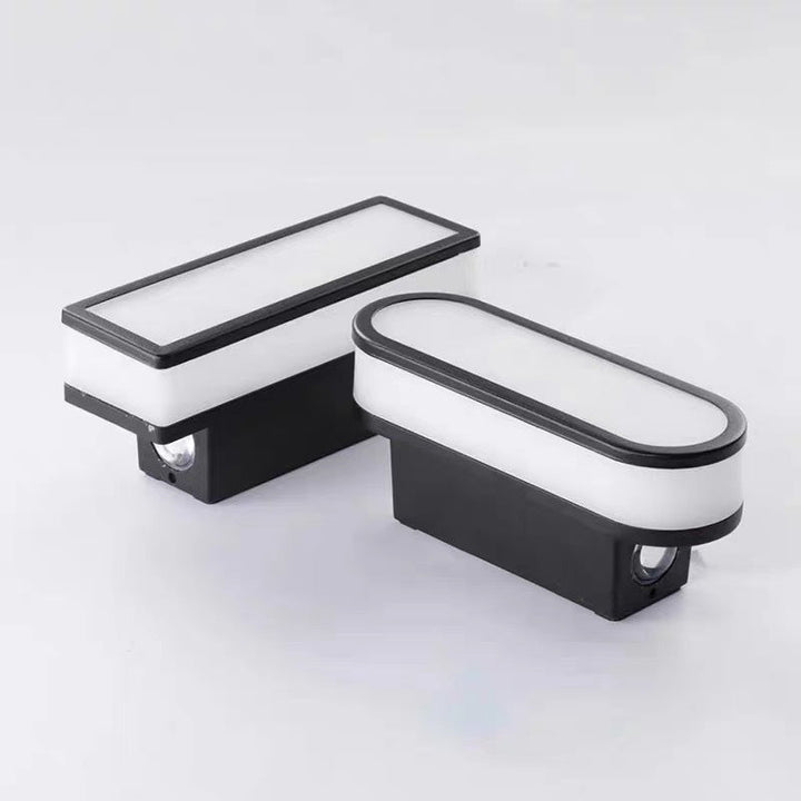 Moderne, minimalistisk LED-vegglampe laget av aluminium og akryl, vanntett, for terrasser og utendørsområder.