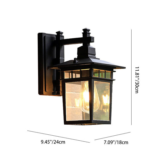 Tradisjonell, rustikk, rektangulær vegglampe laget av støpt aluminium, jern og glass med én lyskilde for hage og terrasse