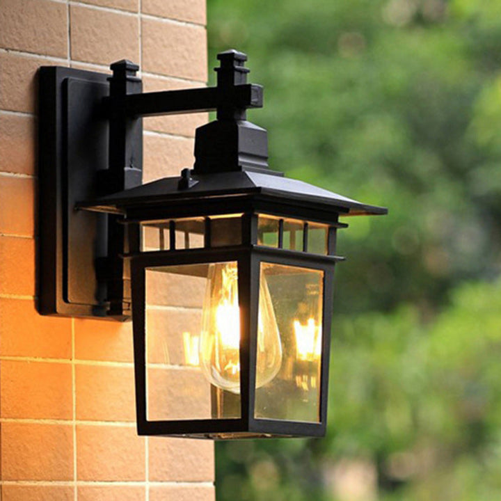 Tradisjonell, rustikk, rektangulær vegglampe laget av støpt aluminium, jern og glass med én lyskilde for hage og terrasse