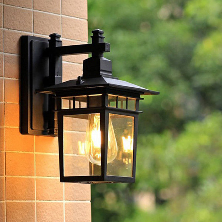 Tradisjonell, rustikk, rektangulær vegglampe laget av støpt aluminium, jern og glass med én lyskilde for hage og terrasse