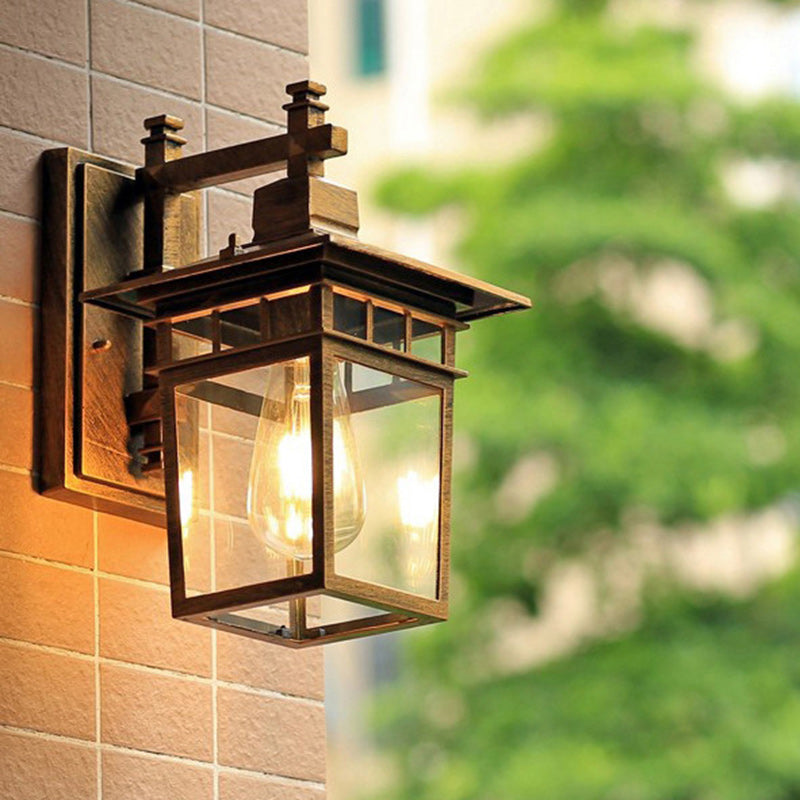 Tradisjonell, rustikk, rektangulær vegglampe laget av støpt aluminium, jern og glass med én lyskilde for hage og terrasse