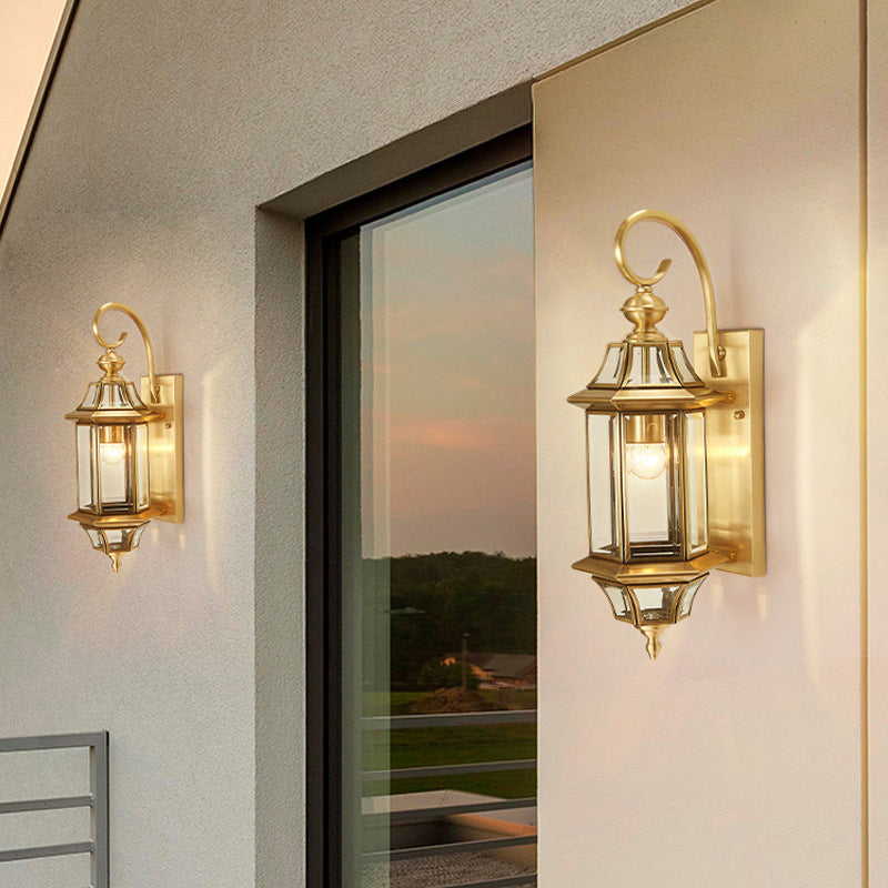 Tradisjonell europeisk messing glass polygonal 1-lyskilde vanntett vegglampe for soverom, uteplass og hage | Skanto