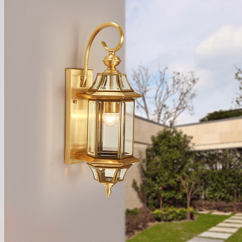 Polygonal, vanntett vegglampe laget av messing og glass med én lyskilde for soverom, terrasser og hager