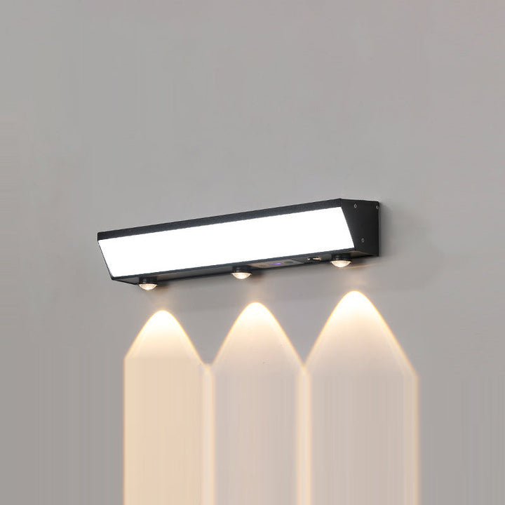 Soldrevet, vanntett, rektangulær LED-vegglampe med bevegelsessensor, laget av akryl, aluminium og rustfritt stål for terrassen