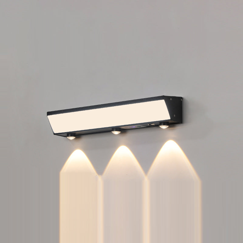 Soldrevet, vanntett, rektangulær LED-vegglampe med bevegelsessensor, laget av akryl, aluminium og rustfritt stål for terrassen