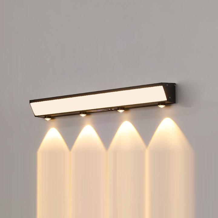 Soldrevet, vanntett, rektangulær LED-vegglampe med bevegelsessensor, laget av akryl, aluminium og rustfritt stål for terrassen