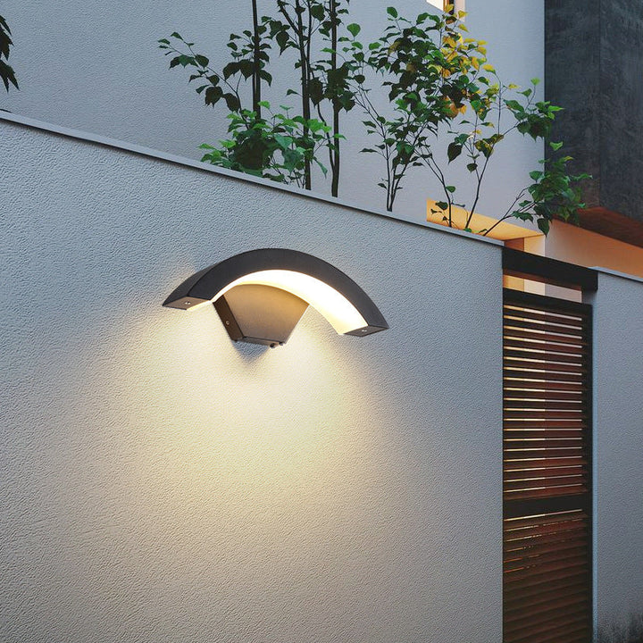 Moderne minimalistisk buet aluminium akryl LED vegglampe for hage | Skanto
