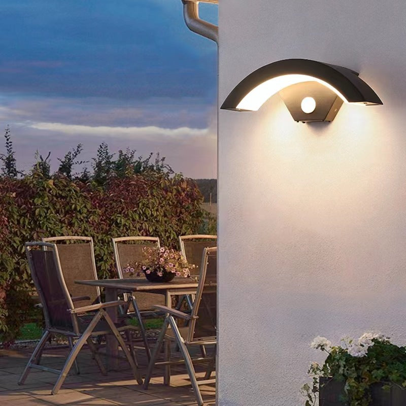 Moderne minimalistisk buet aluminium akryl LED vegglampe for hage | Skanto