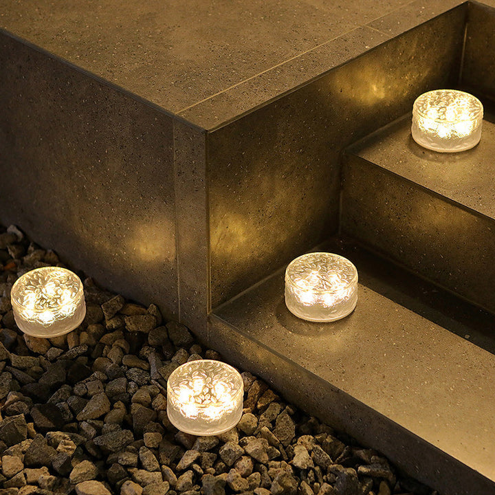 Rund LED-solcellelampe formet som en isblokk, laget av akryl for utendørs bruk