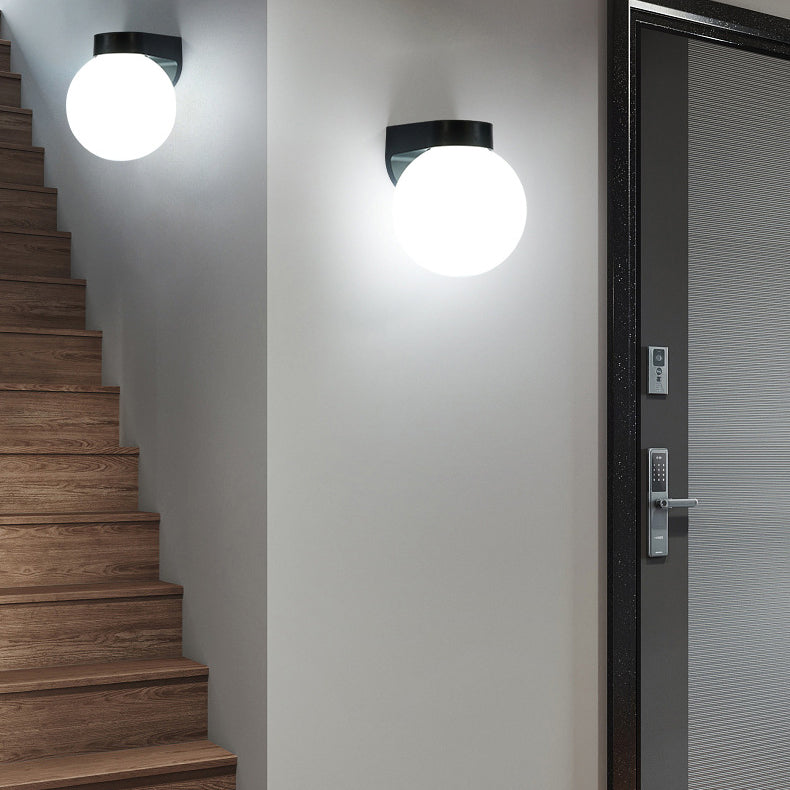 Moderne Enkelhet Vanntett Orb Polykarbonat Akryl 1-Lys Vegglampe For Utendørs Patio | Skanto