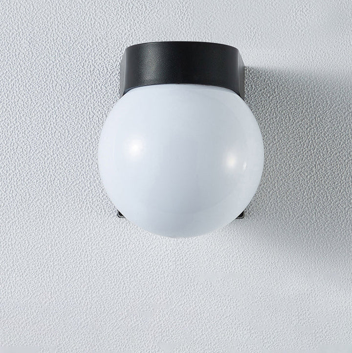 Moderne Enkelhet Vanntett Orb Polykarbonat Akryl 1-Lys Vegglampe For Utendørs Patio | Skanto