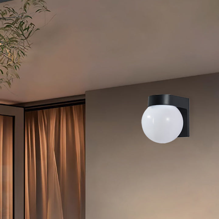 Moderne Enkelhet Vanntett Orb Polykarbonat Akryl 1-Lys Vegglampe For Utendørs Patio | Skanto