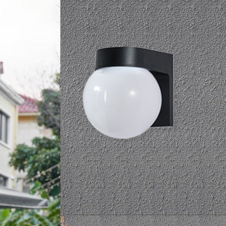 Vanntett, sfærisk vegglampe av polykarbonat-akryl med terrasselys