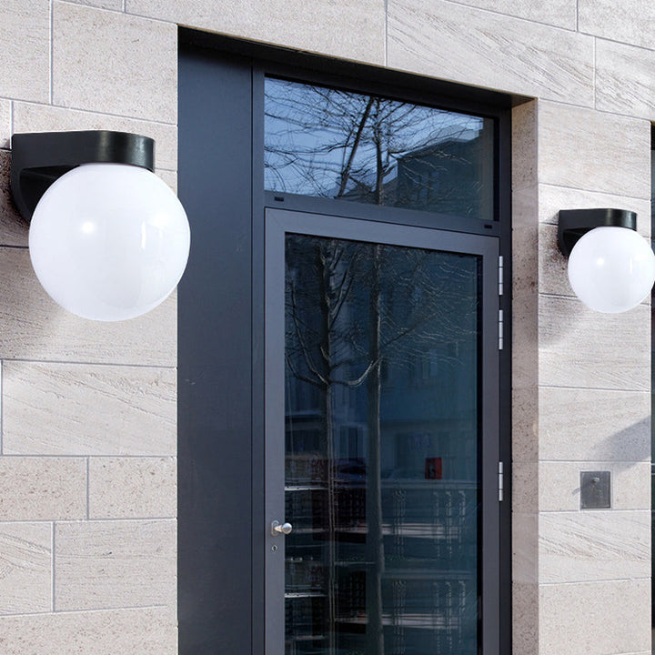 Moderne Enkelhet Vanntett Orb Polykarbonat Akryl 1-Lys Vegglampe For Utendørs Patio | Skanto