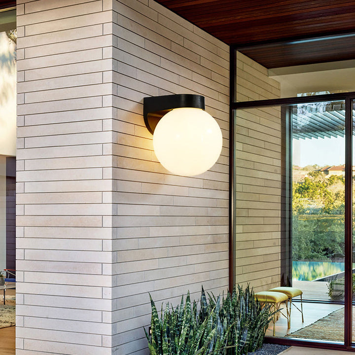 Moderne Enkelhet Vanntett Orb Polykarbonat Akryl 1-Lys Vegglampe For Utendørs Patio | Skanto
