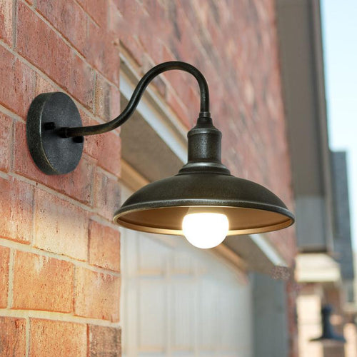 Rund, lokkformet vegglampe med buet jernskjerm og enkeltflammedesign for terrassen