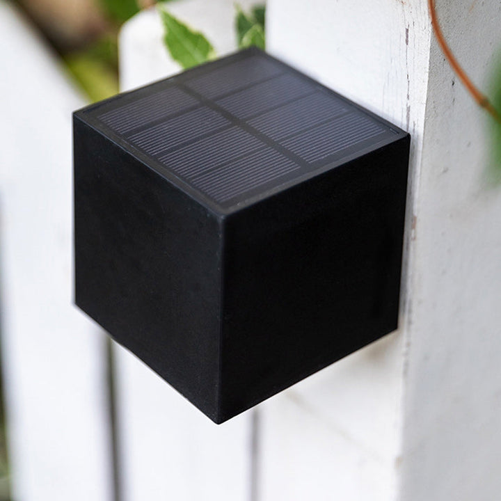 Moderne minimaliste kube plastisk solenergi LED vegglampe for hagen | Skanto