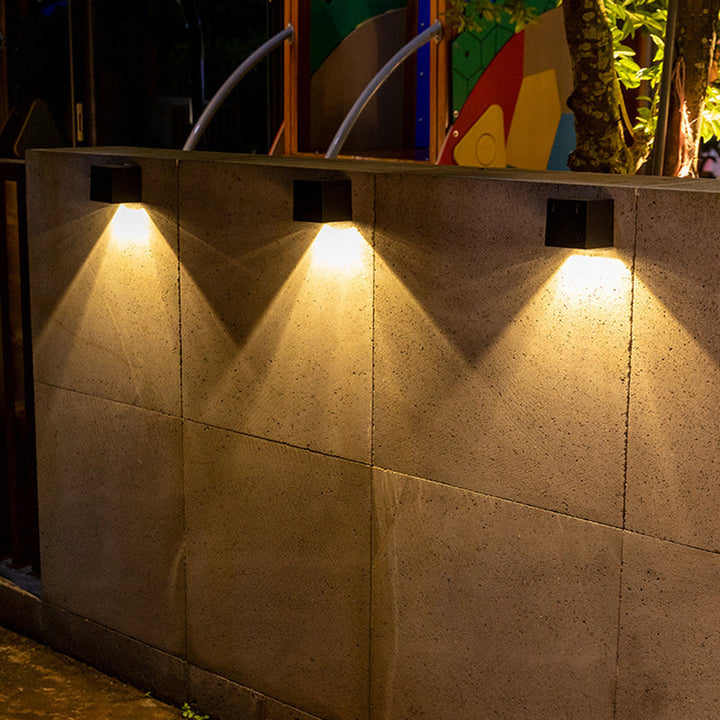 Moderne minimaliste kube plastisk solenergi LED vegglampe for hagen | Skanto
