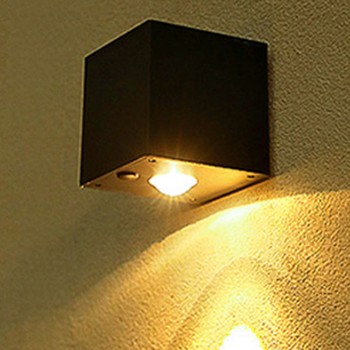 Moderne minimaliste kube plastisk solenergi LED vegglampe for hagen | Skanto