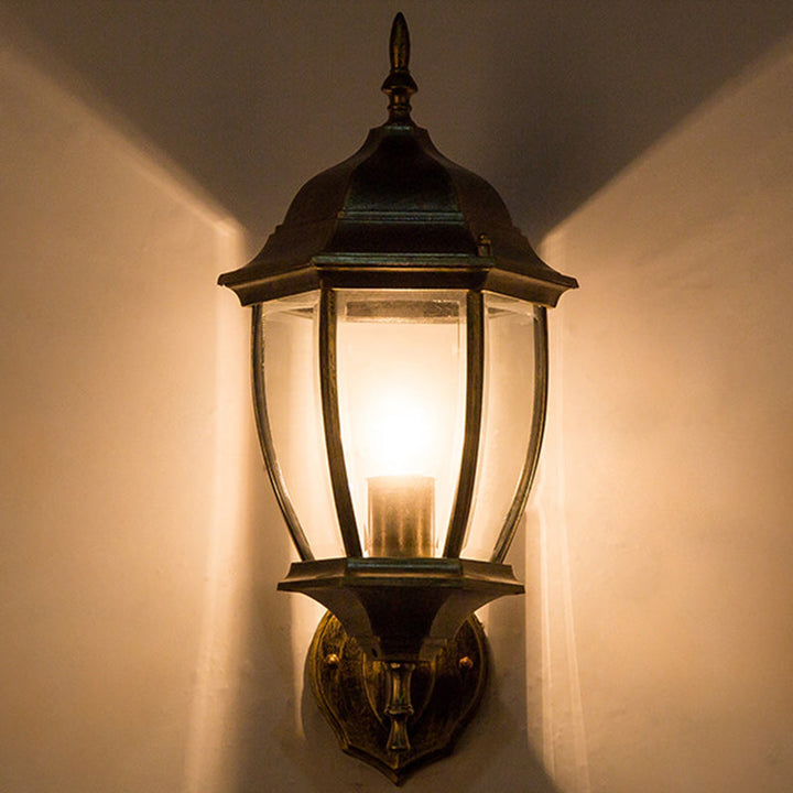 Moderne, vanntett, sekskantet vegglampe i retrostil laget av aluminium med frostet klart glass og burdesign for terrassen
