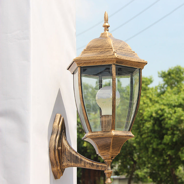 Moderne, vanntett, sekskantet vegglampe i retrostil laget av aluminium med frostet klart glass og burdesign for terrassen