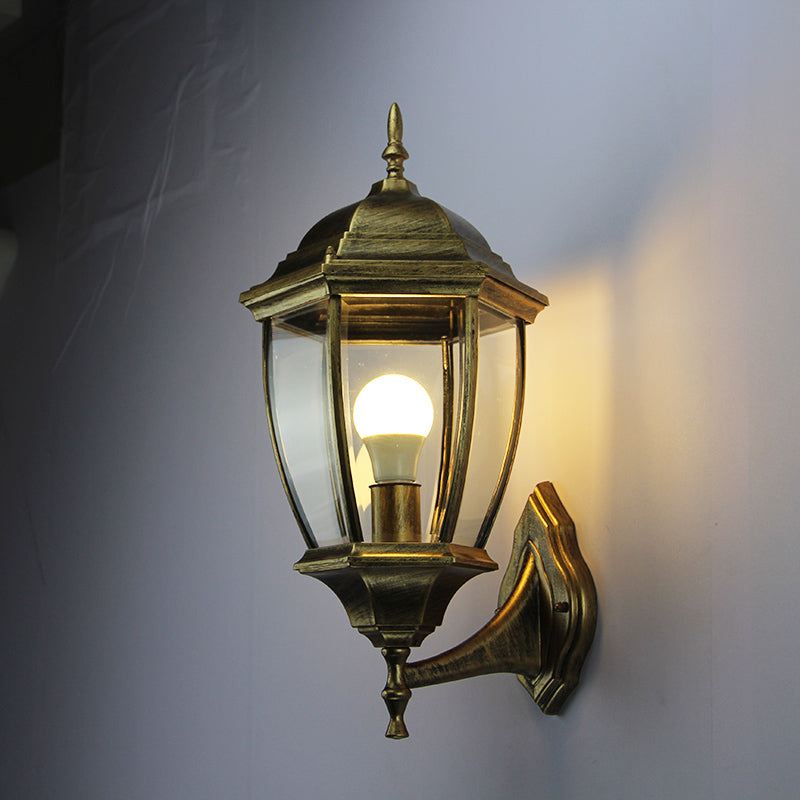 Moderne, vanntett, sekskantet vegglampe i retrostil laget av aluminium med frostet klart glass og burdesign for terrassen