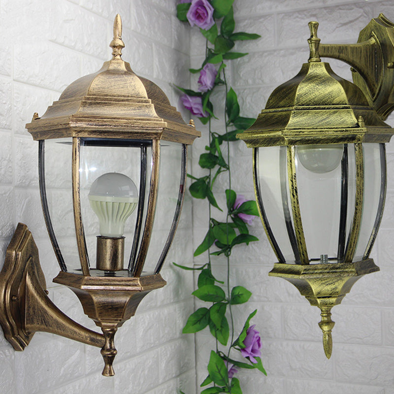 Moderne, vanntett, sekskantet vegglampe i retrostil laget av aluminium med frostet klart glass og burdesign for terrassen