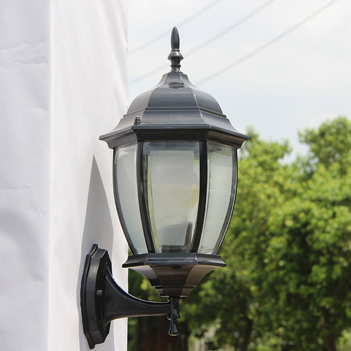 Moderne, vanntett, sekskantet vegglampe i retrostil laget av aluminium med frostet klart glass og burdesign for terrassen