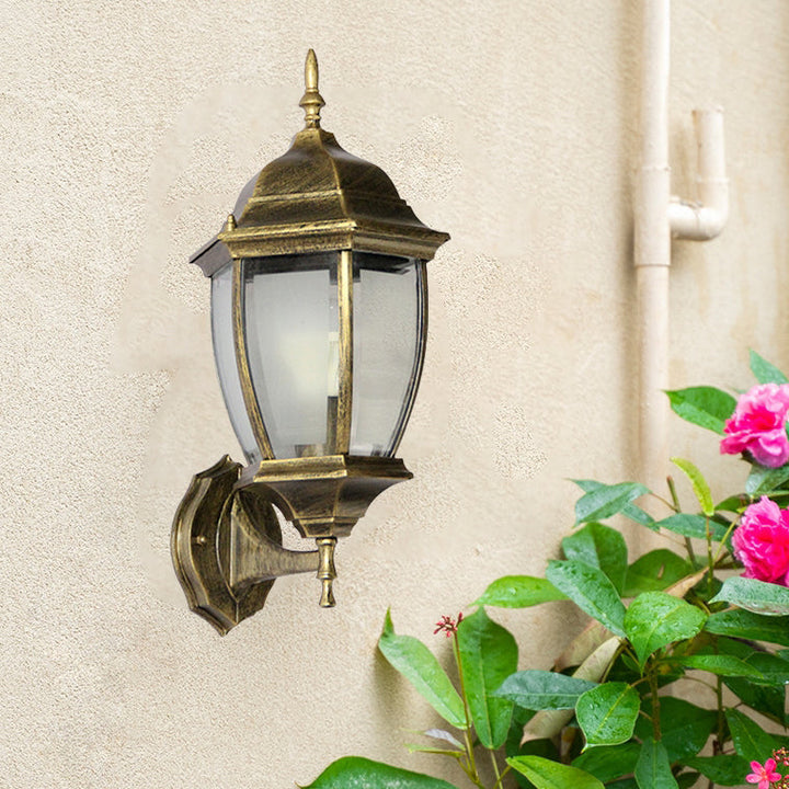 Moderne, vanntett, sekskantet vegglampe i retrostil laget av aluminium med frostet klart glass og burdesign for terrassen