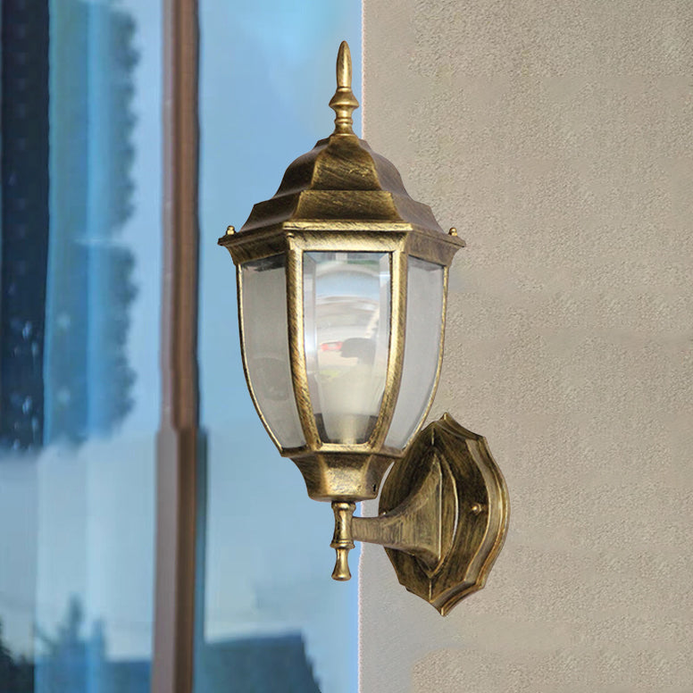 Moderne, vanntett, sekskantet vegglampe i retrostil laget av aluminium med frostet klart glass og burdesign for terrassen