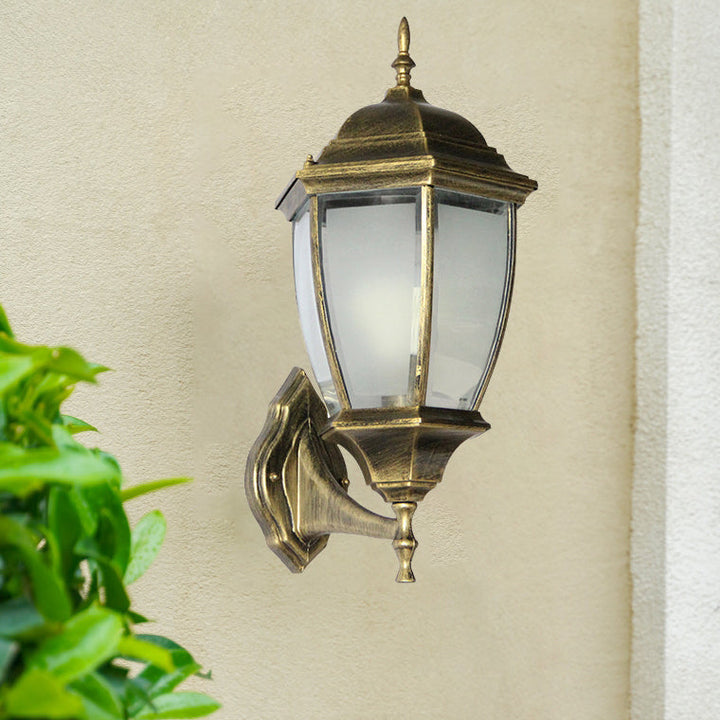 Moderne, vanntett, sekskantet vegglampe i retrostil laget av aluminium med frostet klart glass og burdesign for terrassen