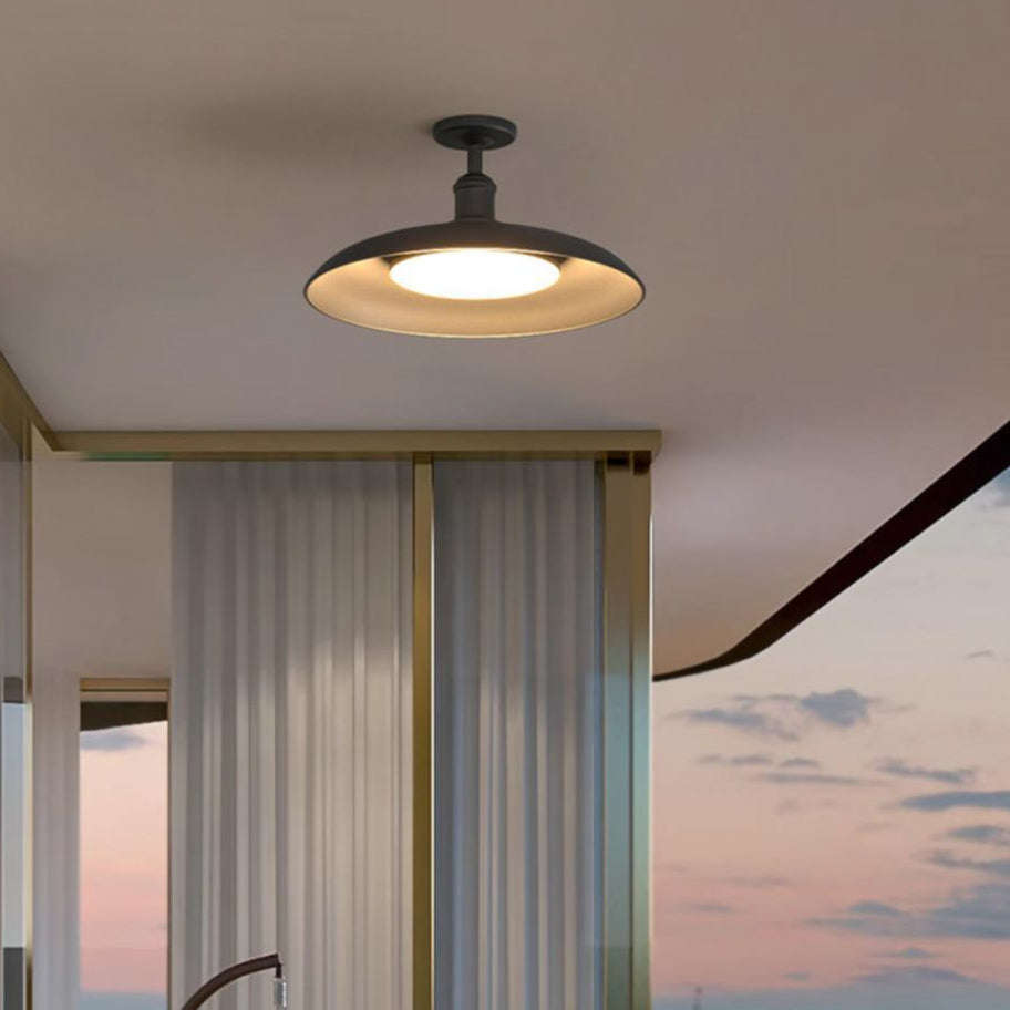 Vanntett, utvidet sylindrisk taklampe med skivefot laget av jern med 1 lyskilde, delvis innfelt montering for terrassen.