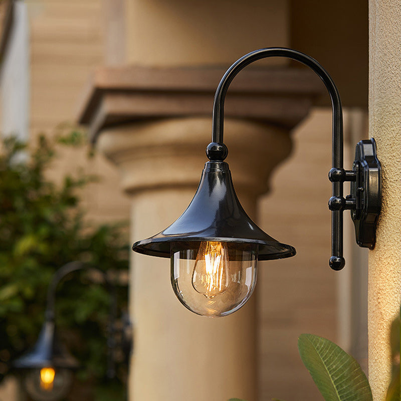 Moderne, enkel vegglampe i aluminium med trompetskjerm og glass, én lyskilde, for utendørs bruk, egnet for hagen.