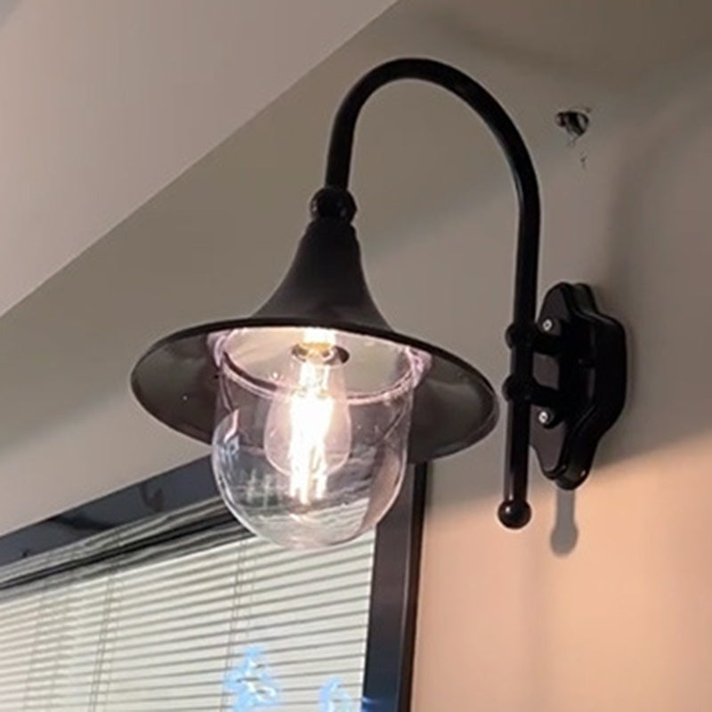 Moderne, enkel vegglampe i aluminium med trompetskjerm og glass, én lyskilde, for utendørs bruk, egnet for hagen.