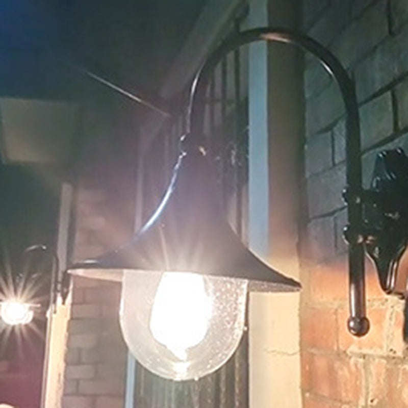 Moderne, enkel vegglampe i aluminium med trompetskjerm og glass, én lyskilde, for utendørs bruk, egnet for hagen.