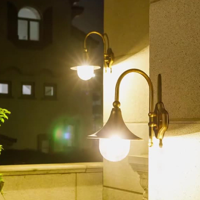 Moderne, enkel vegglampe i aluminium med trompetskjerm og glass, én lyskilde, for utendørs bruk, egnet for hagen.