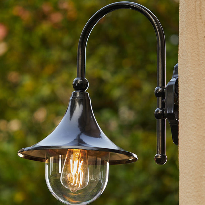 Moderne, enkel vegglampe i aluminium med trompetskjerm og glass, én lyskilde, for utendørs bruk, egnet for hagen.