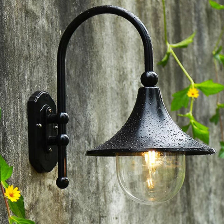 Moderne, enkel vegglampe i aluminium med trompetskjerm og glass, én lyskilde, for utendørs bruk, egnet for hagen.