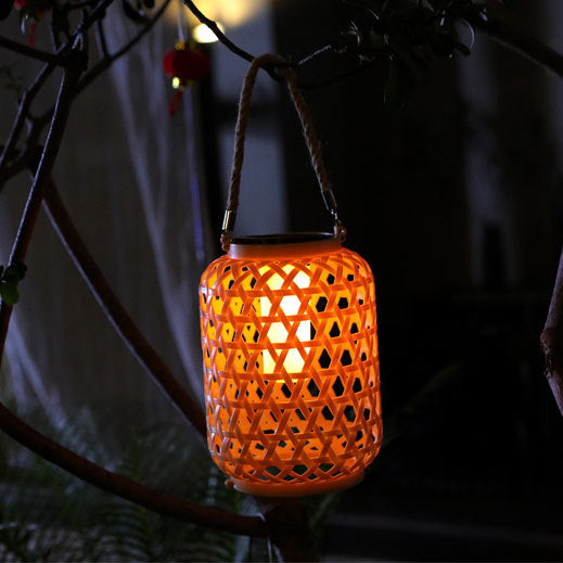 Moderne Art Deco Sol Vannbestandig Imitert Rattan Vevet Lantern Sylinderisk Plast LED Utendørs Lys For Hage | Skanto