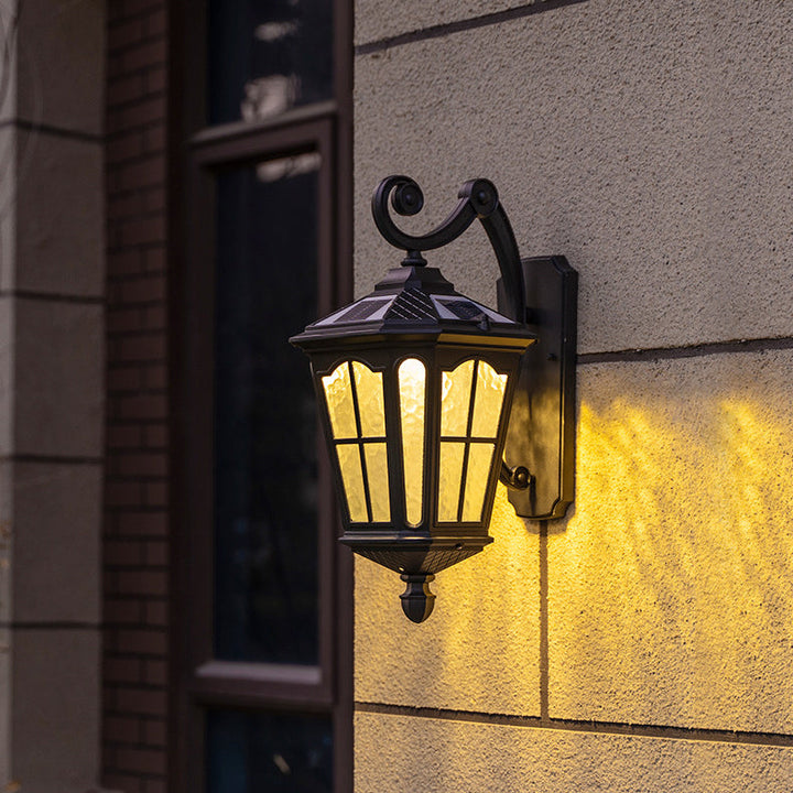Vanntett vegglampe laget av aluminium og glass med terrasselys