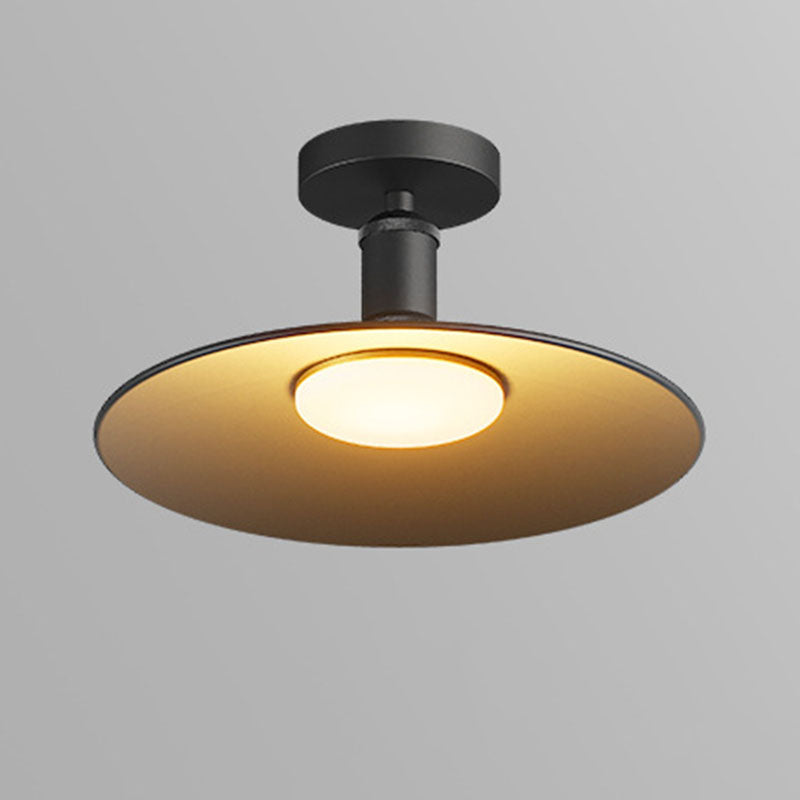 Vanntett, rund taklampe i aluminium med én lampe for montering i halvt tak på terrassen