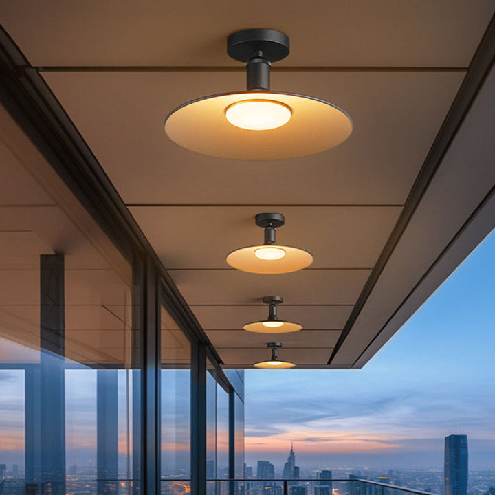 Vanntett, rund taklampe i aluminium med én lampe for montering i halvt tak på terrassen
